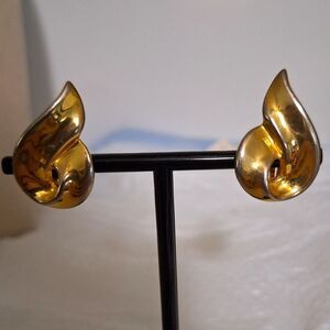 Women's Vintage Clip On Earrings Mid-Century Modern Gold Tone Wavy Swirl